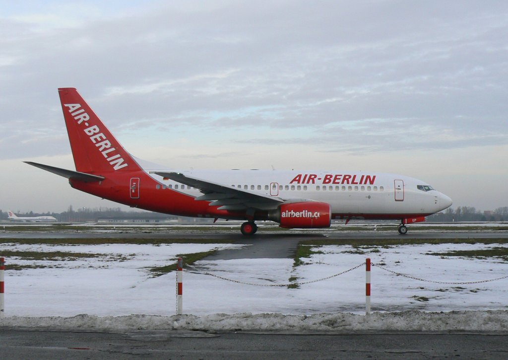 Air Berlin B 737-75B D-AGEP am frhen Morgen des 08.01.2011 auf dem Flughafen Berlin-Tegel