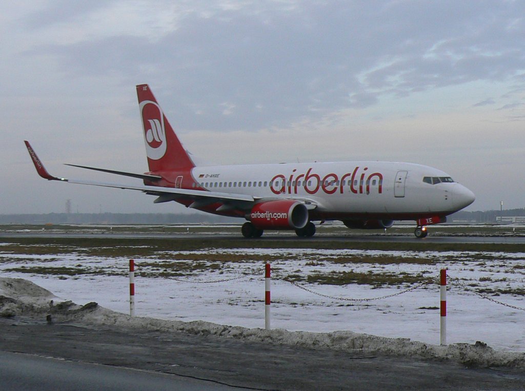 Air Berlin B 737-7K5 D-AHXE am frhen Morgen des 08.01.2011 auf dem Flughafen Berlin-Tegel