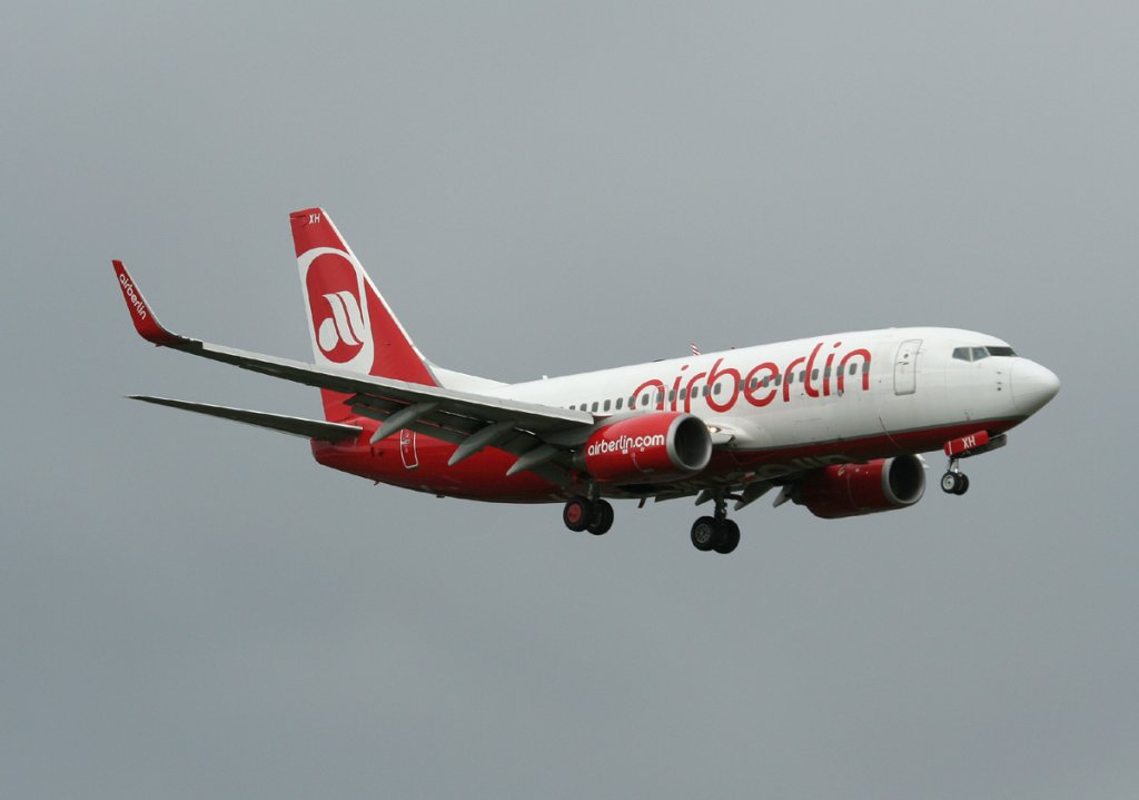Air Berlin B 737-7K5 D-AHXH kurz vor der Landung in Berlin-Tegel am 25.06.2012