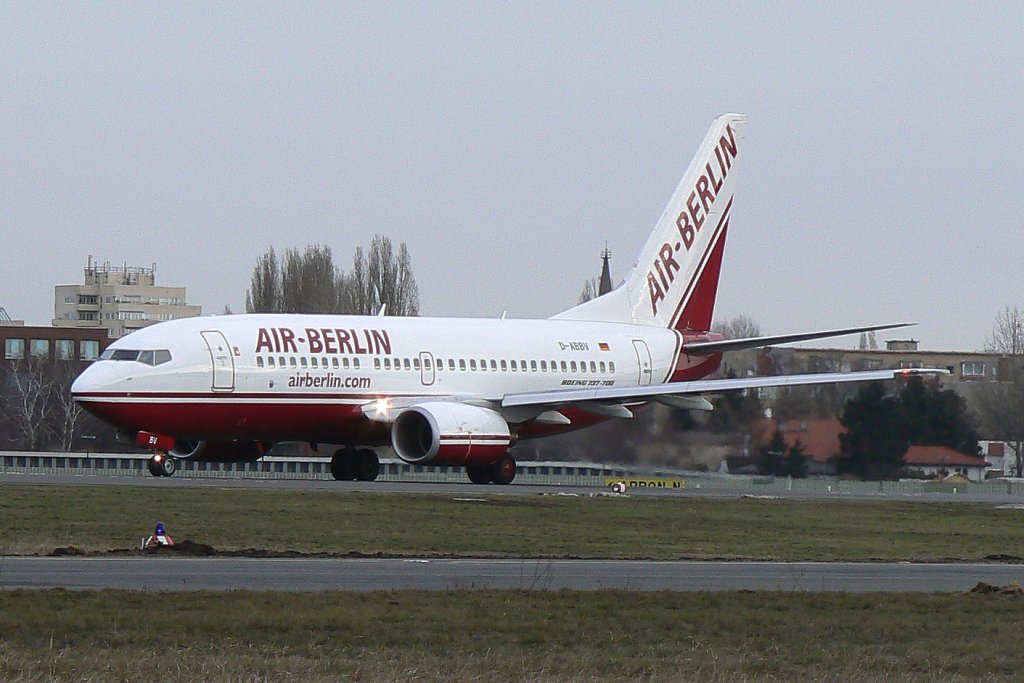 Air Berlin B 737-7Q8 D-ABBV am frhen Morgen des 27.02.2010 auf dem Flughafen Berlin-Tegel