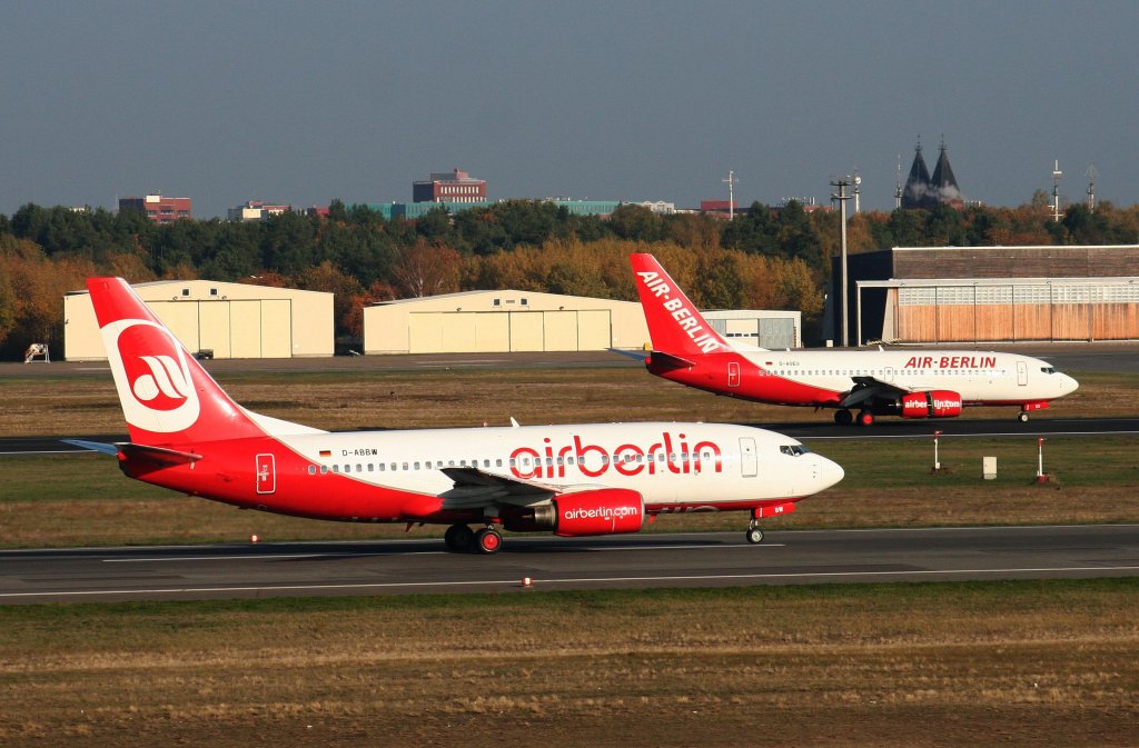 Air Berlin B 737-7Q8 D-ABBW beim Start und Air Berlin B 737-75B D-AGEU nach der Landung in Berlin-Tegel am 31.10.2009