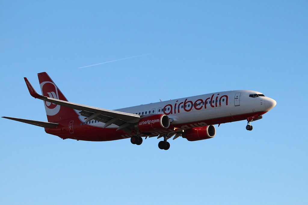 Air Berlin B 737-808 D-ABBX bei der Landung in Berlin-Tegel am 01.03.2013