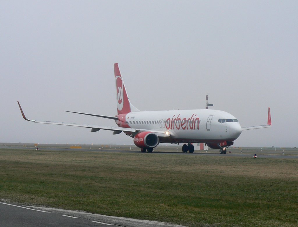 Air Berlin B 737-86J D-ABBE auf dem Weg zum Start in Berlin-Tegel im morgenlichen Nebel des 25.03.2012