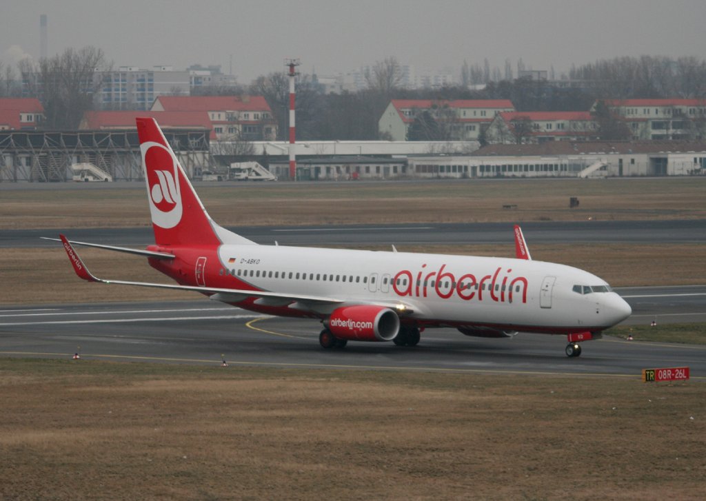 Air Berlin B 737-86J D-ABKO bei der Ankunft in Berlin-Tegel am 27.01.2012