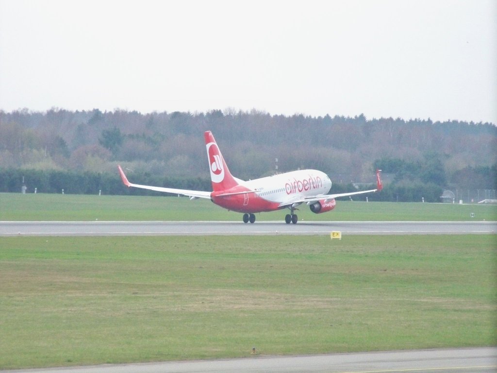 Air Berlin, B737-76N, D-ABBT beim Satrt am Hamburger Flugahefn. AUfgenommen am 11.04.10