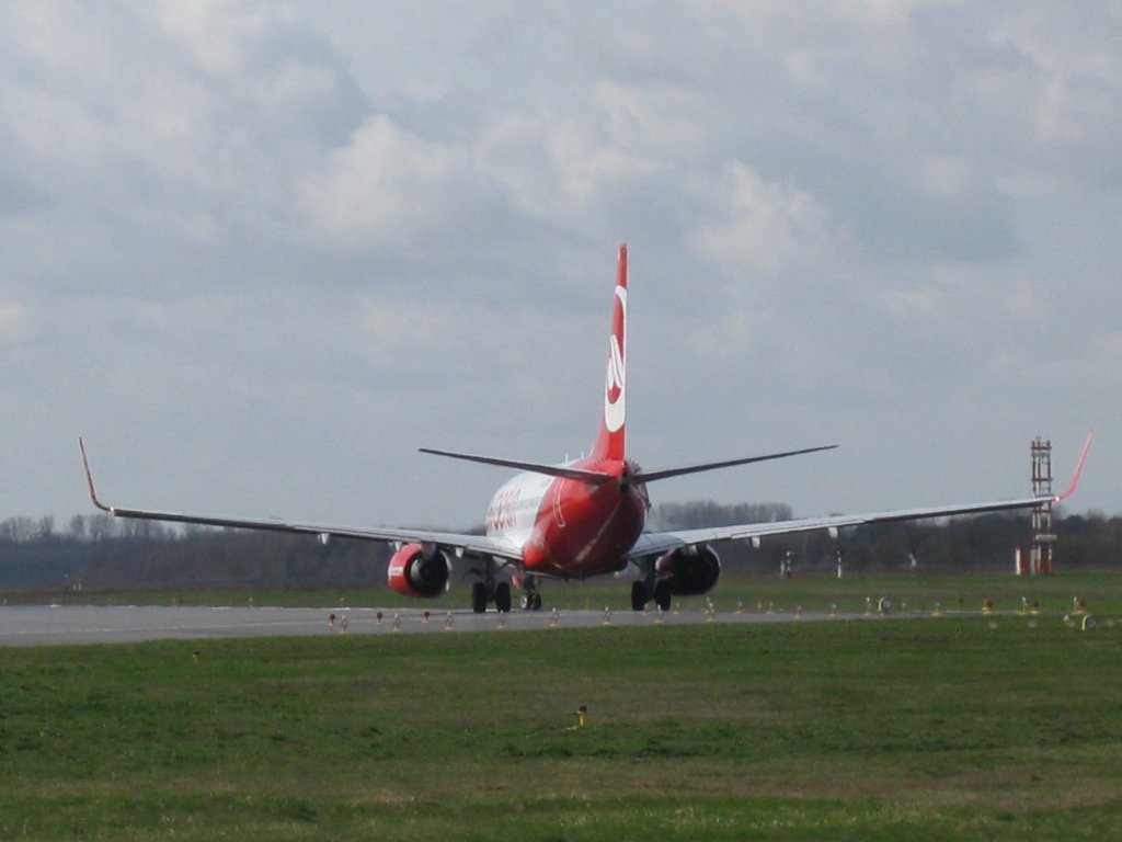 Air Berlin-Boeing 737-700 kurz vor dem Take-off (Baden-Airpark am 1. April 2010)