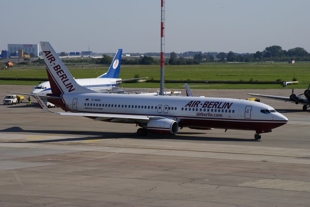 Air Berlin, Boeing 737-800WL, Kennung: D-ABAQ mit alter Lackierung rollt zur Startbahn in Berlin-Schnefeld am 23.09.2010