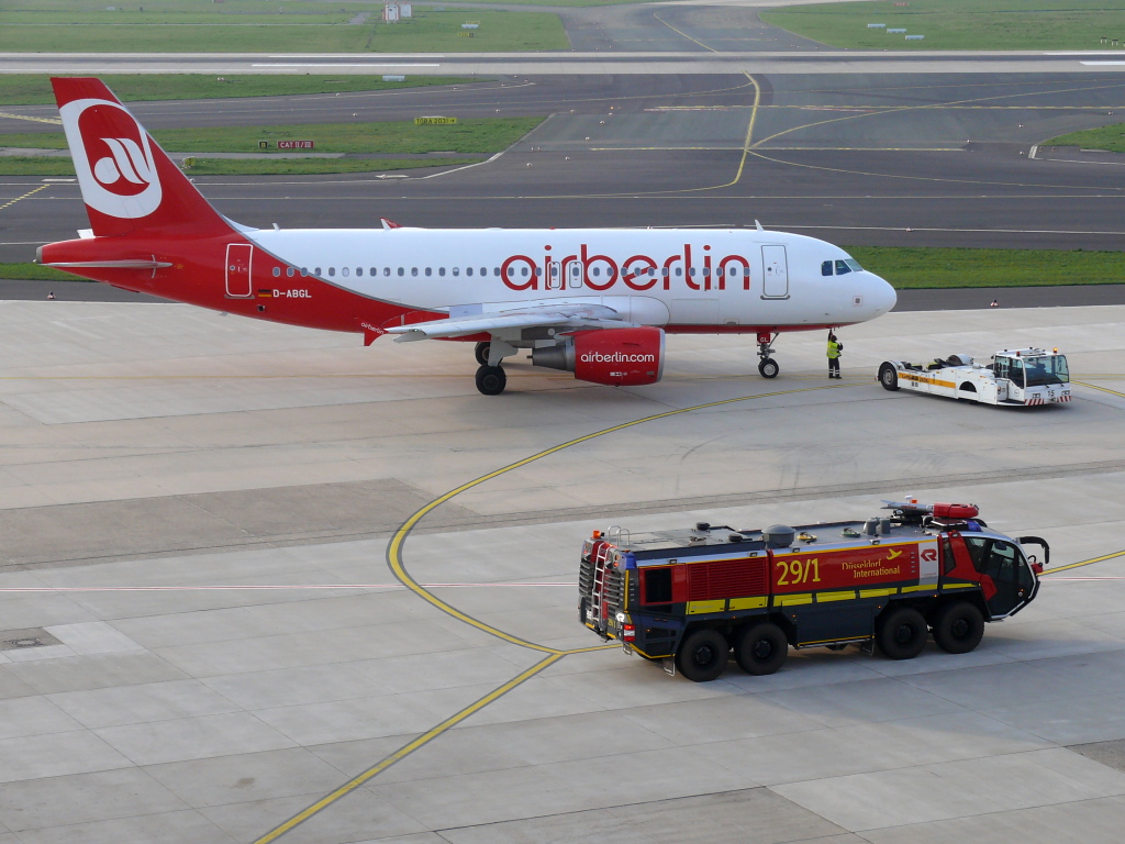 Air Berlin; D-ABGL; Airbus A319-112. Flughafen Dsseldorf. 08.04.2011.
