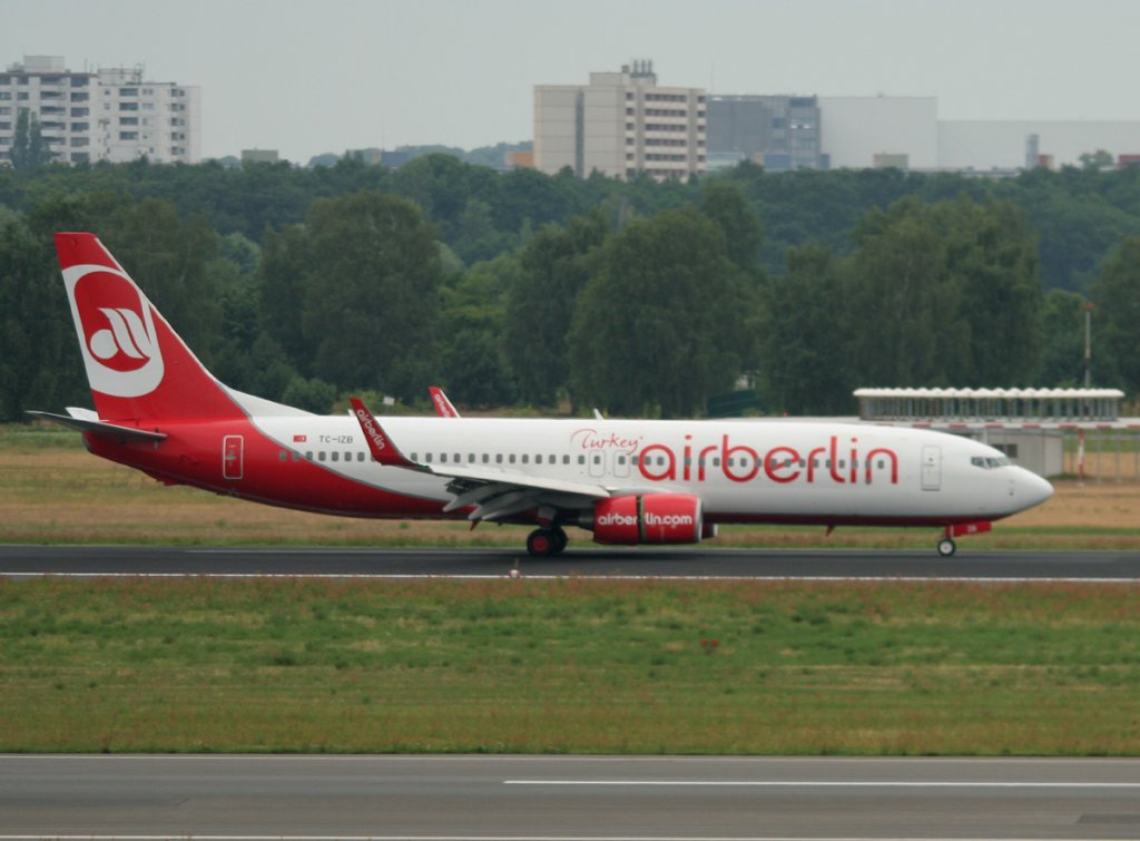 Air Berlin Turkey B 737-86J TC-IZB nach der Landung in Berlin-Tegel am 03.07.2012