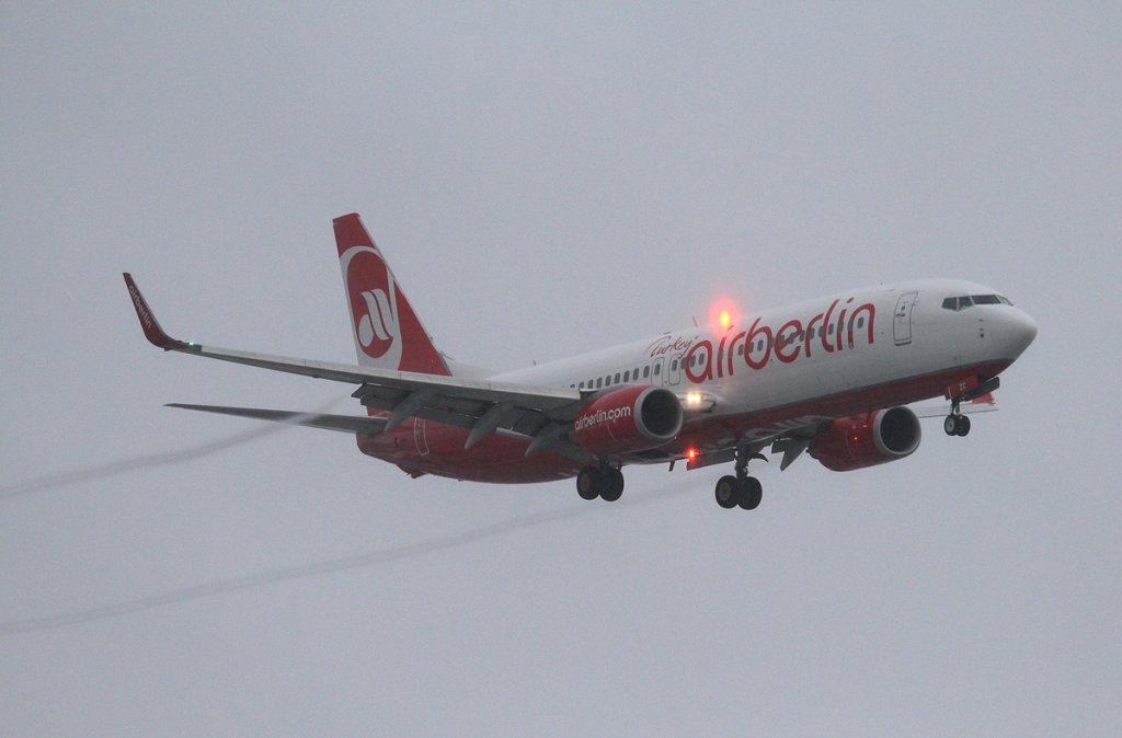 Air Berlin Turkey B 737-86J TC-IZC bei der Landung in Berlin-Tegel am 01.12.2012