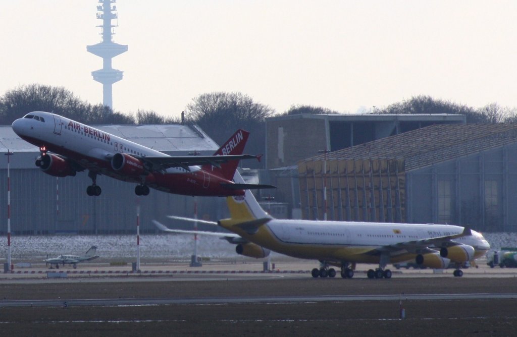 Air Berlin,D-ALTK,(c/n 1931),Airbus A319-112,10.02.2012,HAM-EDDH,Hamburg,Germany,(hinten rollt Royal Brunei, V8-BKH,Airbus A340-212)