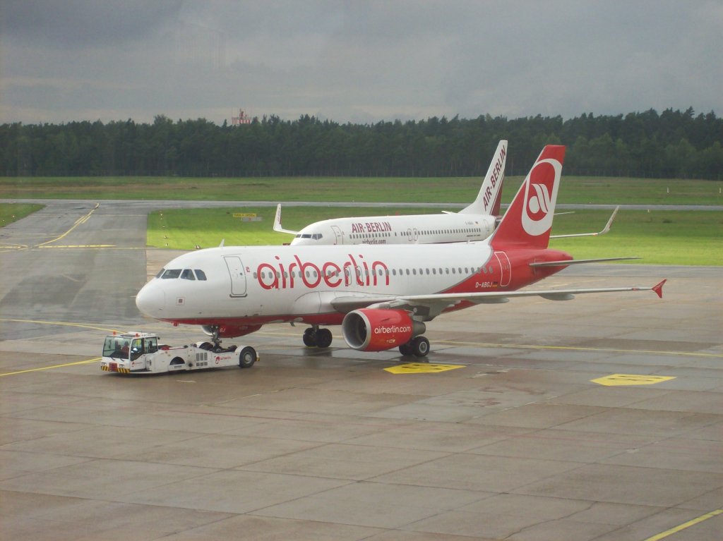 Air Berlin
Flughafen:EDDN Nrnberg
Typ:Airbus A319 (im hitergrund eine Boing 737 800 Winglets)
Kennug:D-ABGJ
Datum:14.5.2011
