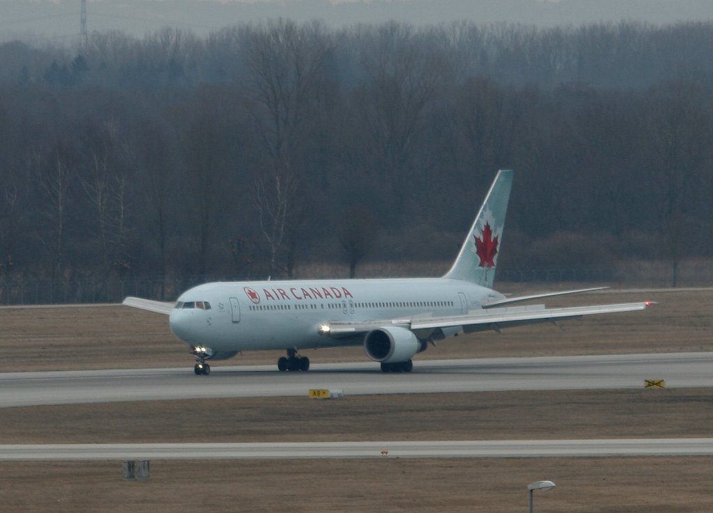 Air Canada B 767-375(ER) C-FPCA nach der Landung in Mnchen am 10.03.2011