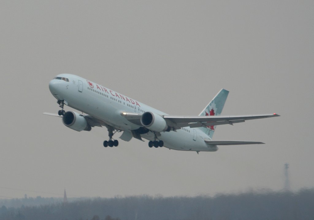 Air Canada B 767-375(ER) C-FPCA beim Start in Mnchen an einem sehr trben 10.03.2011