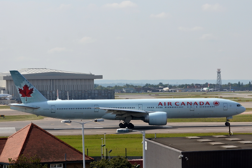 Air Canada, C-FITU/732, Boeing 777-333/ER. Das Ahornblatt auf dem Seitenleitwerk steht unverwechselbar fr Canada. 31.7.2011 