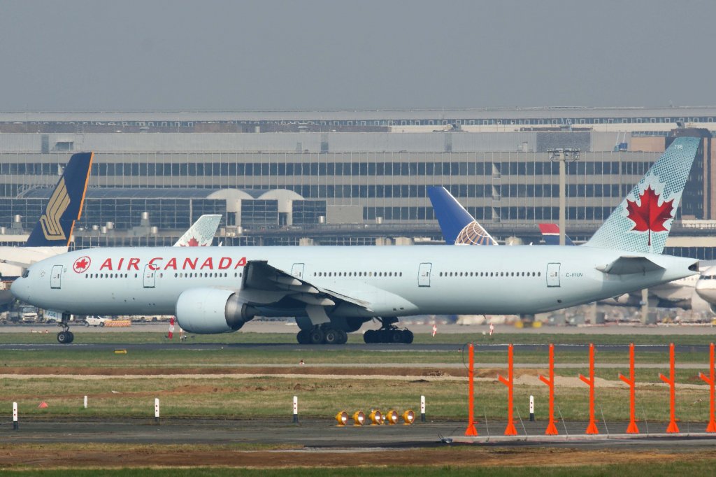 Air Canada, C-FIUV, Boeing, 777-300 ER, 13.04.2012, FRA-EDDF, Frankfurt, Germany