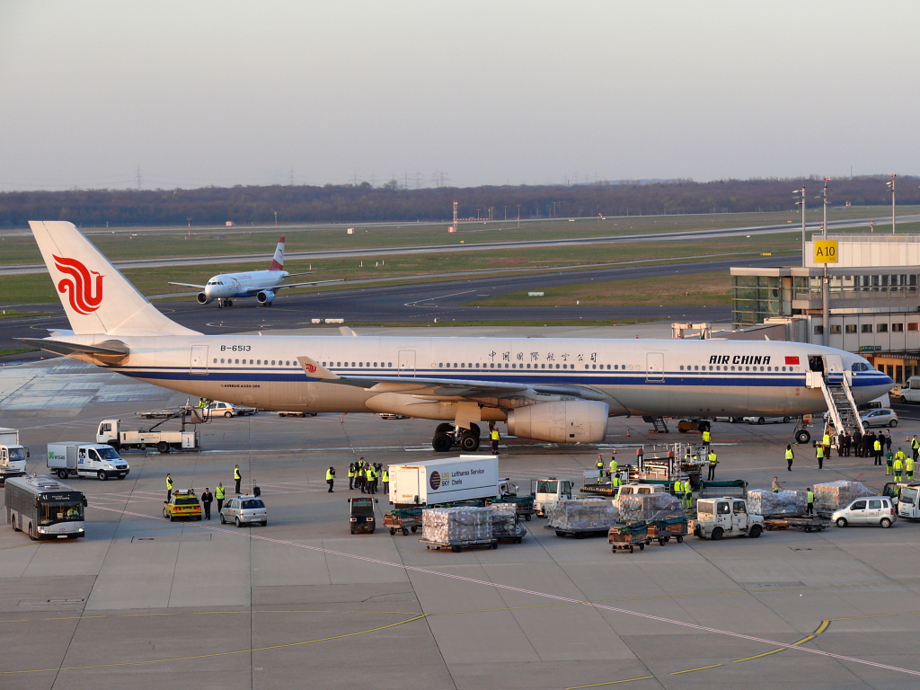 Air China; B-6513; Airbus 330-343. Flughafen Dsseldorf. 27.03.2011.