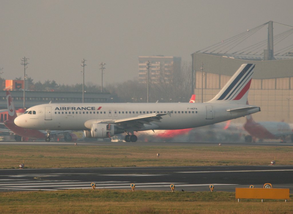Air France A 320-214 F-HEPA bei der Ankunft in Berlin-Tegel am Morgen des 12.11.2011