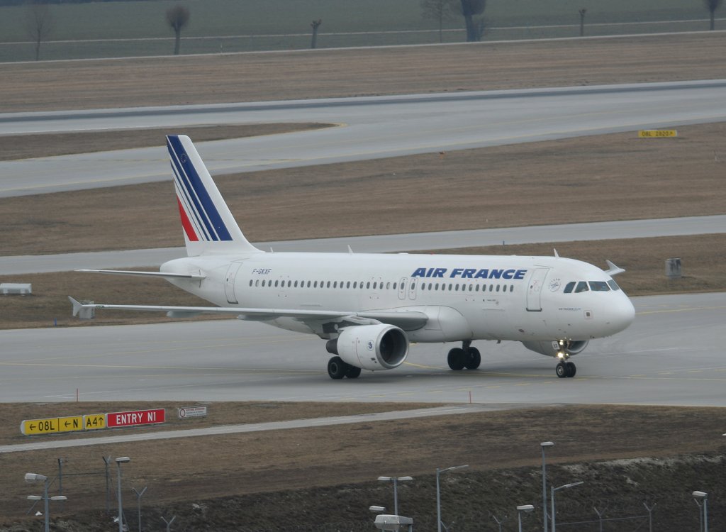 Air France A 320-224 F-GKXF an einem sehr trben 10.03.2011 auf dem Flughafen Mnchen