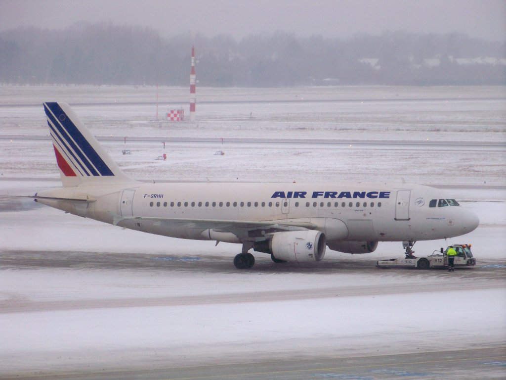 Air France, A319-112, F-GRHH auf dem Hamburger Flughafen. Aufgenommen am 19.12.09.