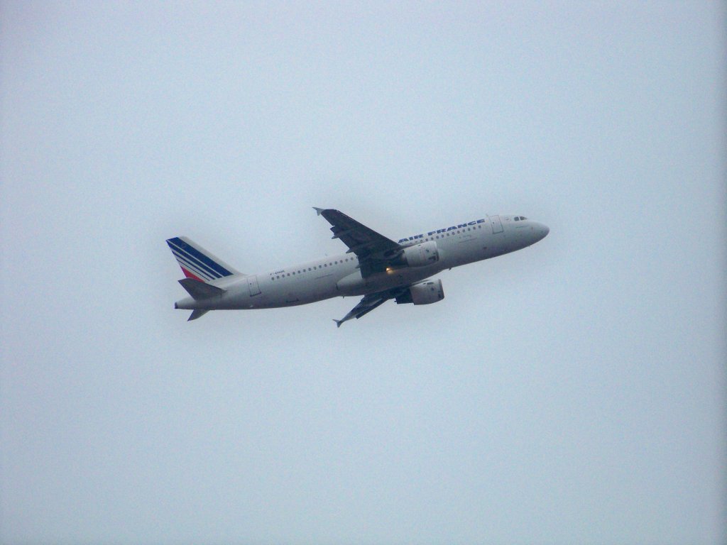 Air France, A320-211, F-GHQK beim Start sm Hamburger Flughafen. Aufgenommen am 09.10.09.