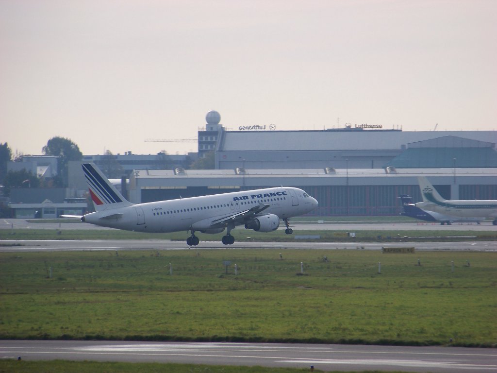 Air France Airbus A320-211 F-GFKM landet in Hamburg. (23.10.10)