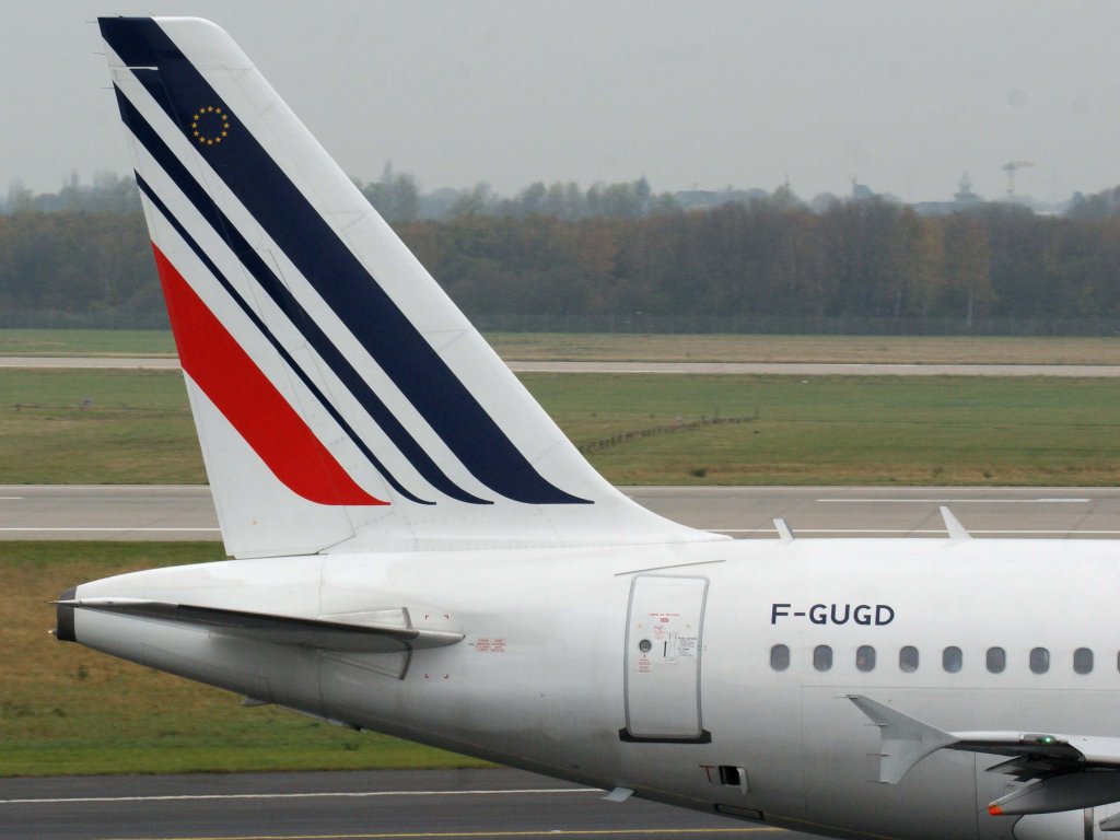 Air France, F-GUGD, Airbus, A 318-100 (neue AF-Lackierung ~ Seitenleitwerk/Tail), 13.11.2011, DUS-EDDL, Dsseldorf, Germany 