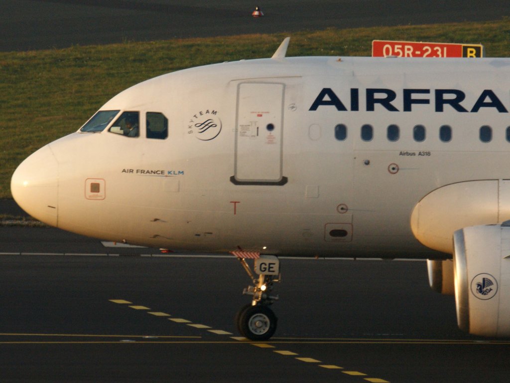 Air France, F-GUGE (neue AF-Lackierung), Airbus, A 318-100 (Bug/Nose), 13.11.2011, DUS-EDDL, Dsseldorf, Germany
