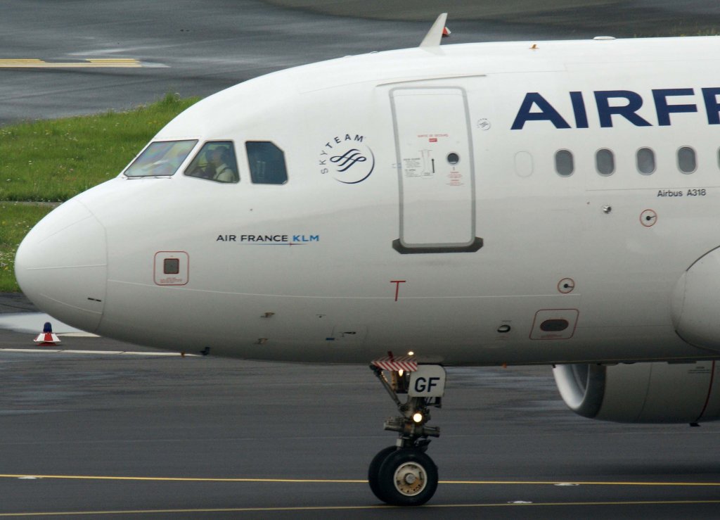 Air France, F-GUGF, Airbus A 318-100 (Bug/Nose ~ neue AF-Lackierung), 28.07.2011, DUS-EDDL, Dsseldorf, Germany