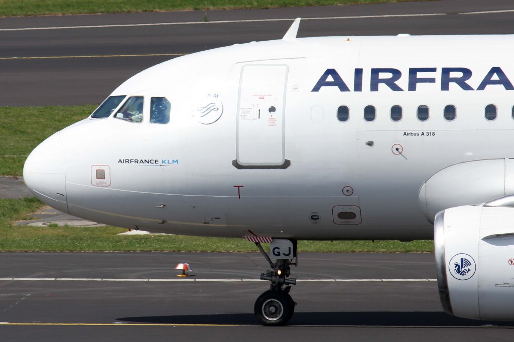 Air France, F-GUGJ, Airbus, A 318-100 (Bug/Nose ~ neue AF-Lkrg.), 11.08.2012, DUS-EDDL, Dsseldorf, Germany 

