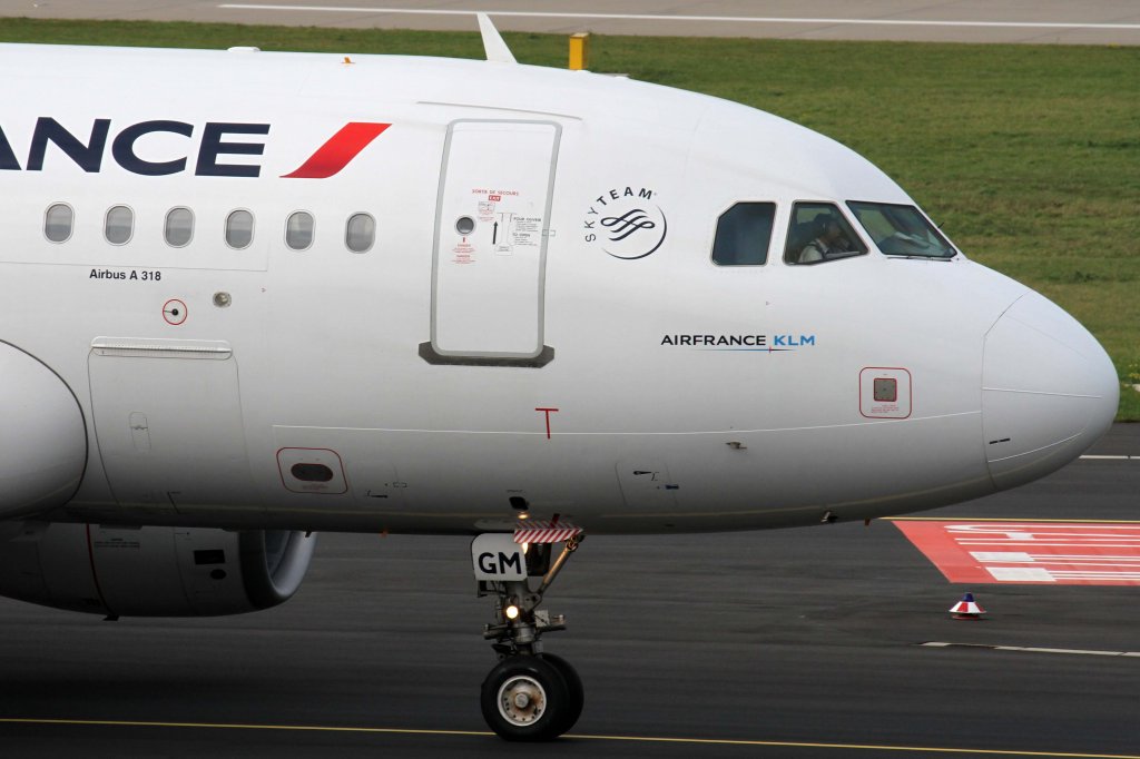 Air France, F-GUGM, Airbus, A 318-100 (Bug/Nose ~ neue AF-Lackierung), 10.11.2012, DUS-EDDL, Dsseldorf, Germany 