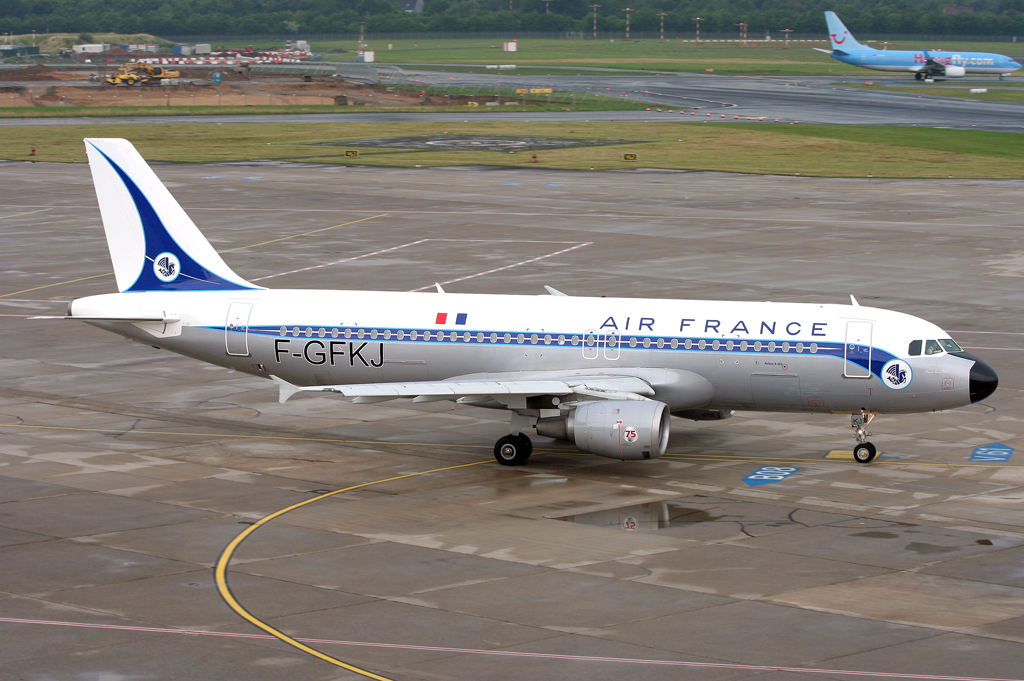 Air France Retro A320 F-GFKJ rollt zur 05R in DUS / EDDL / Dsseldorf am 26.07.2009