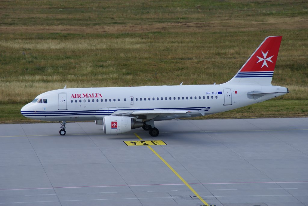 Air Malta, Airbus A319-100, Kennung: 9H-AEJ beim rollen zur Startbahn auf dem Flughafen Leipzig am 07.07.2010