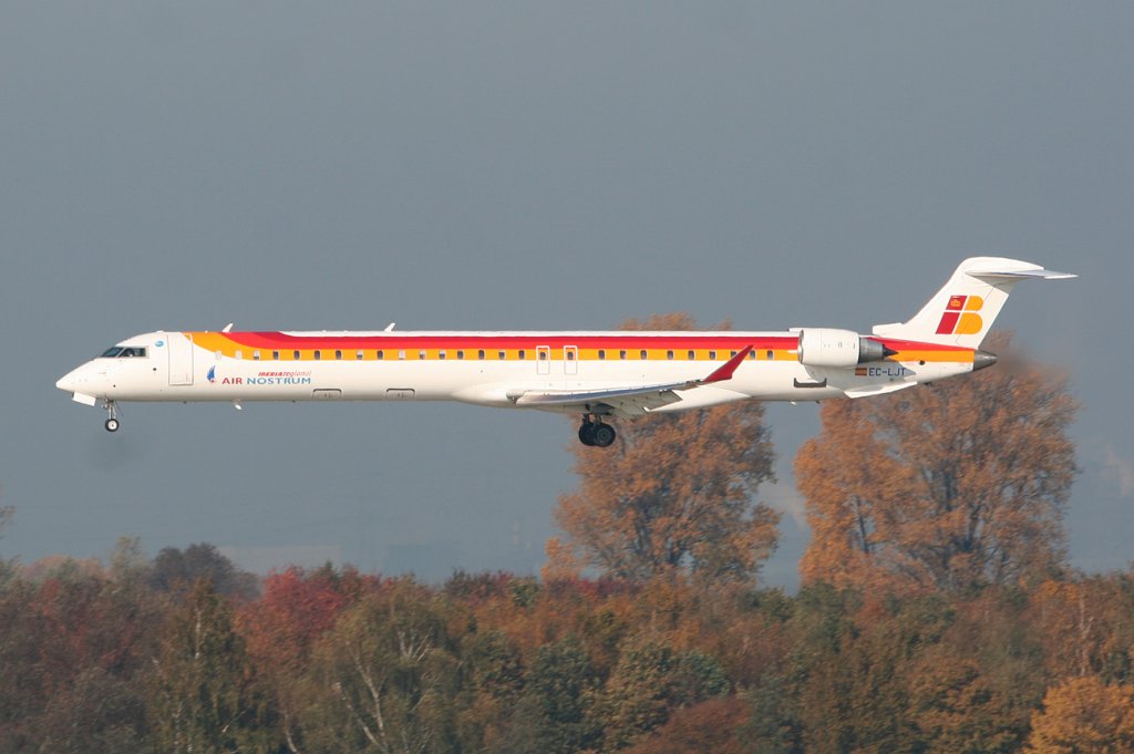 Air Nostrum Canadair Regjet CRJ1000 EC-LJT kurz vor der Landung in Dsseldorf am 31.10.2011