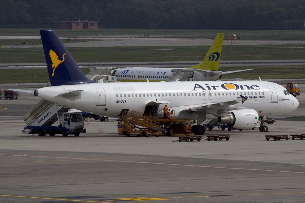 Air One, EI-DSW, Airbus, A320-216, 03.10.2009, MXP, Mailand, Italy 


