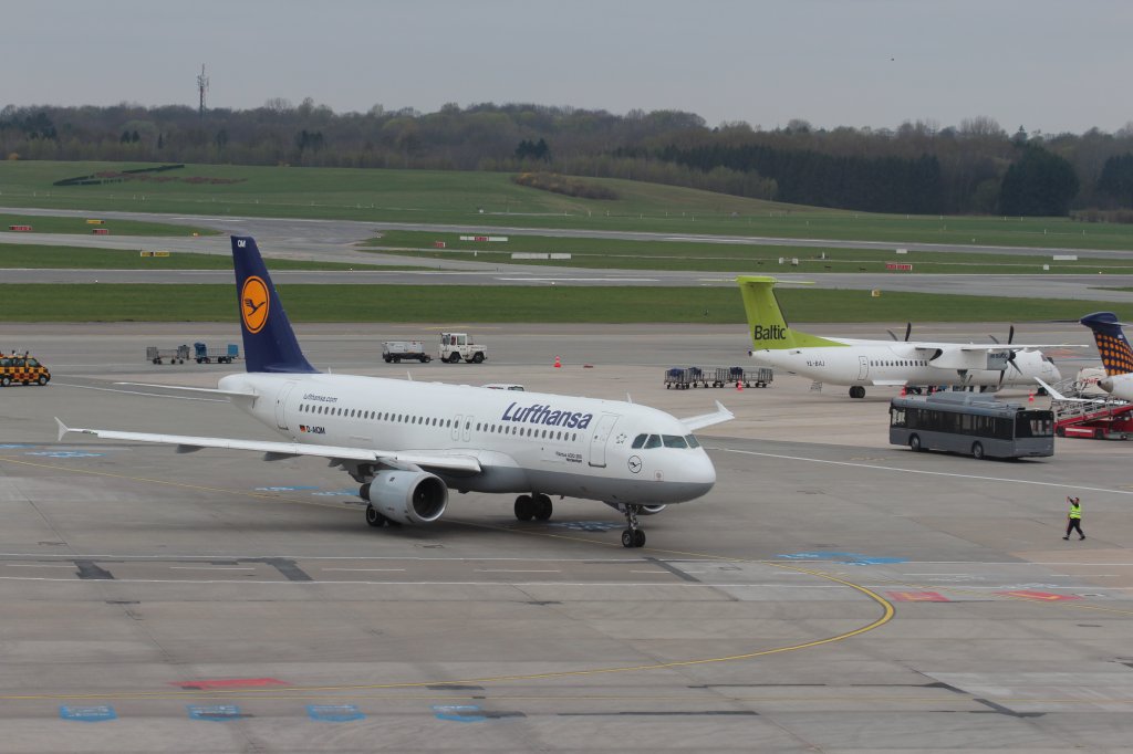 Airbus 320 200  Nordenham  D-AIQM von der Lufthansa wird fr den Abflug von Hamburg bereit gemacht. 27.04.2013