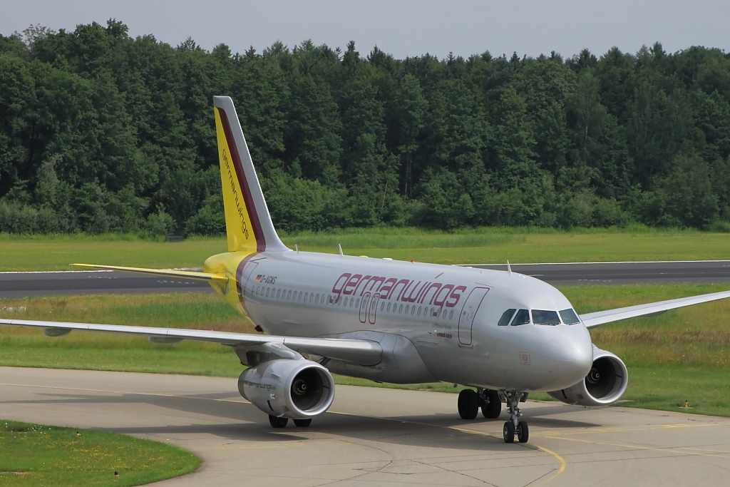 Airbus A319 aus Kln hat soeben runway06 in Friedrichshafen verlassen und befindet sich auf dem Weg zum Gate, D-AGWS ging anschlieend ohne Passagiere zurck nach Kln 