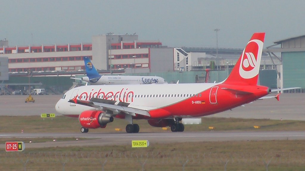 Airbus A320 der Air Berlin nach der landung auf dem Stuttgarter Flugafen