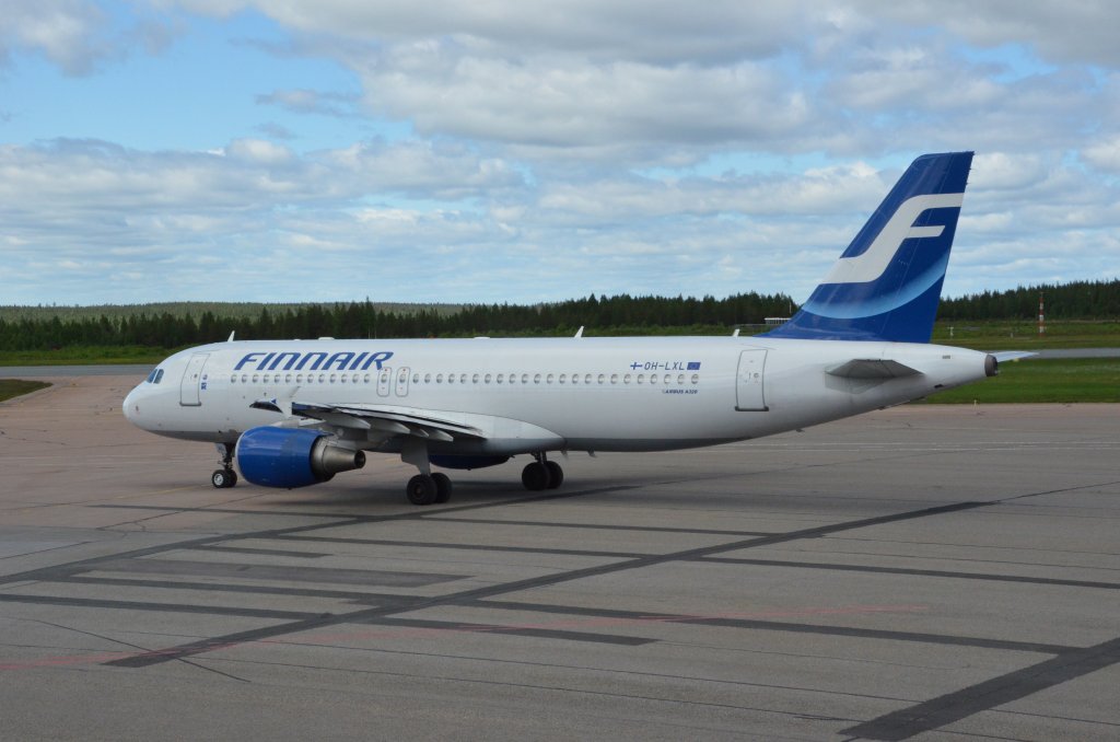 Airbus A320 OH-LXL rollt zur Startbahn in Rovaniemi Richtung Helsinki am 22.06.2012.