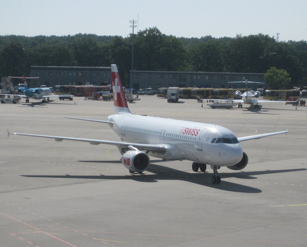 Airbus A320 der SWISS auf dem Flughafen Berlin-Tegel beim Ankommnen ans Terminal