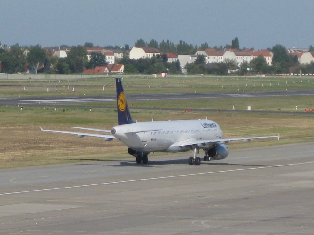 Airbus A321-100 der Lufthansa nach der Landung in Berlin-Tegel