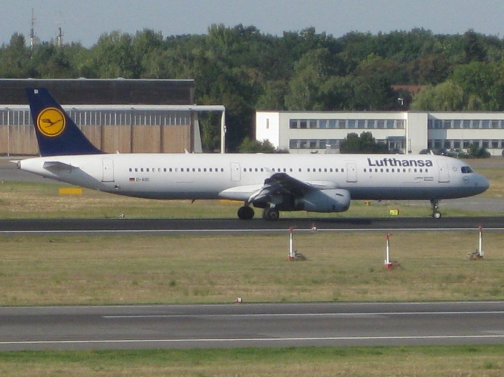 Airbus A321-200 der Lufthansa bei der Landung in berlin-Tegel