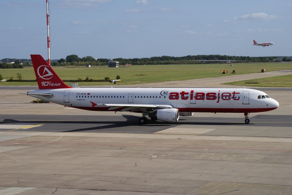 Airbus A321-200 (TC-ATB) der trkischen AtlasJet rollt zur Startbahn auf dem Flughafen Berlin-Schnefeld am 06.09.2012 