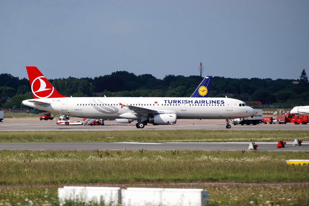 Airbus A321 TC-JRR der Turkish Airlines rollt nach der Landung in Hamburg Fuhlsbttel zum Gate aufgenommen am 30.05.11