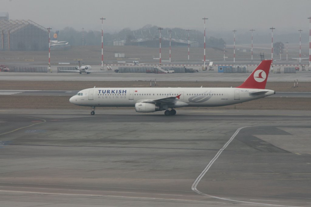 Airbus A321 der Turkish Airlines am 09.03.2011 auf dem Flughafen Hamburg.