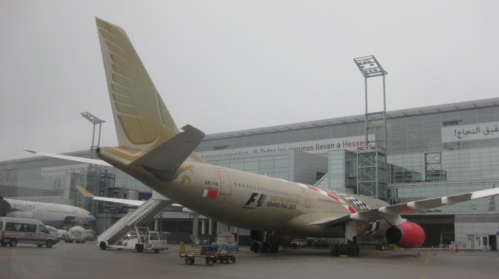 Airbus A330-200 der Gulf Air (Kennung A9C-KB) am Flugsteig in Frankfurt am Main