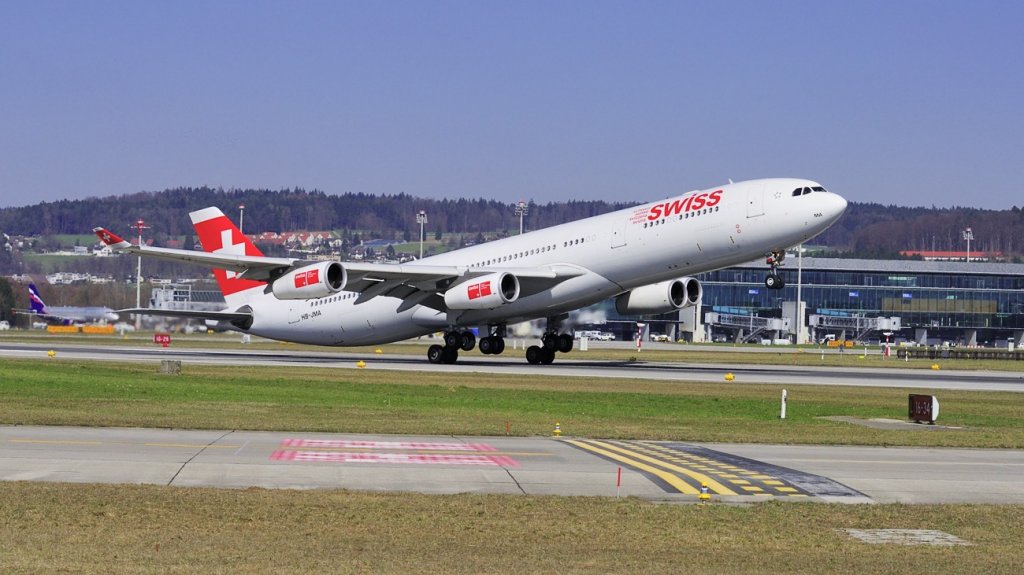 Airbus A340-313X der Swiss am 21.03.2011 beim Start vom Flughafen Zrich.