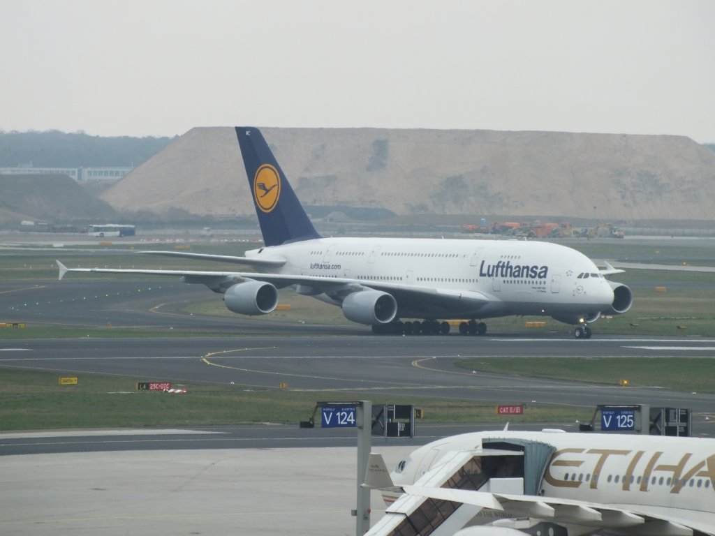 Airbus A380-800  Peking  (D-AIMC) auf dem Weg zur Gate. (Frankfurt; 07.04.12)