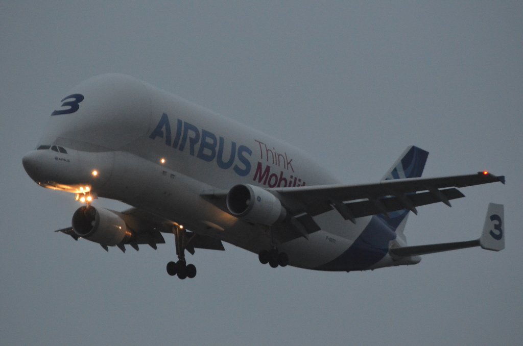 Airbus Beluga (Nr.3) im Landeanflug auf das Werk in Finkenwerder am 26.11.12
