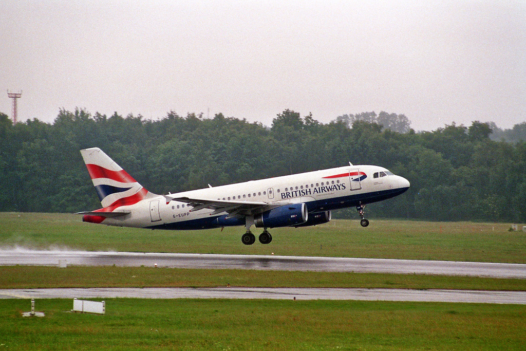 Airbus G-EUPP A319 der British Airways beim Start am Hamburg Airport